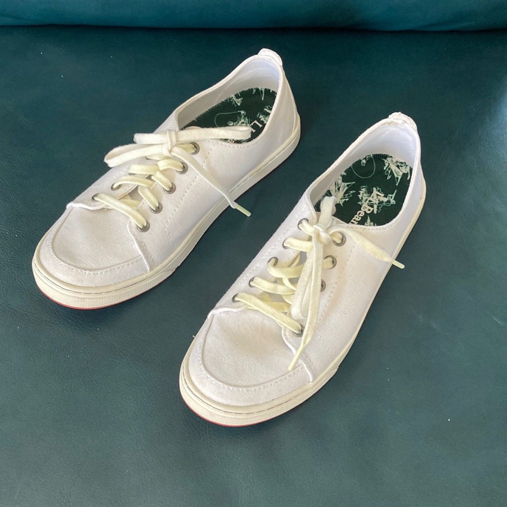 L.L. Bean White Canvas Sneakers with Red Soles Size 7.5
